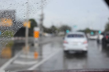 Otoyoldaki araba. Yağmur mevsimi, bulanık görüntü.