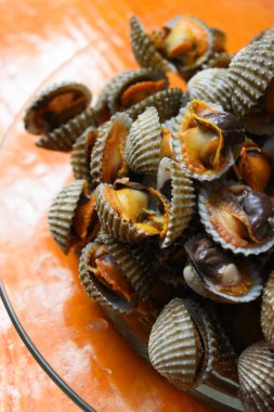 Tabakta taze midye, restoranda leziz yemekler.