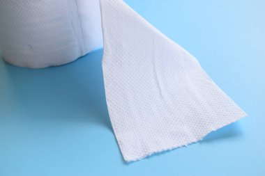 Mavi arkaplanda beyaz kağıt mendil