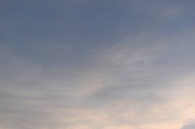 güzel mavi gökyüzü ve beyaz bulut arkaplanı ilkbaharda