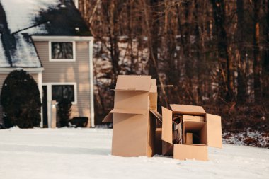 Arkaplanda bir ev taşındıktan sonra boş kutular.