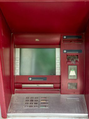 Çalışmayan eski bir ATM. Ekran yanmıyor. Para yok.