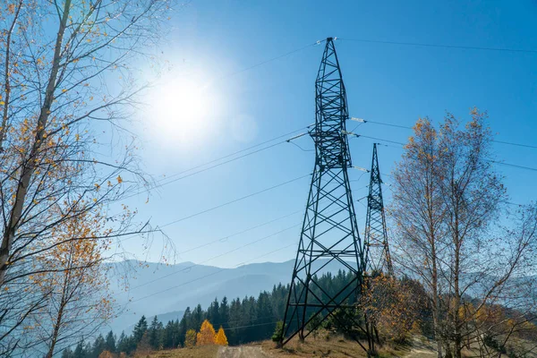 Líneas Eléctricas Zona Montañosa Día Soleado — Foto de Stock