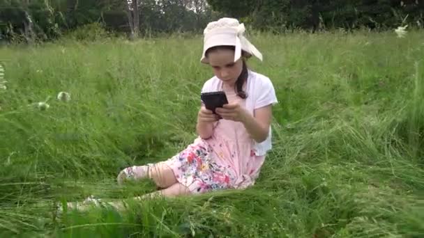 Dziewczyna Siedzi Polu Patrzy Jej Smartfona — Wideo stockowe