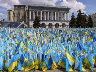 Bağımsızlık Meydanı 'nda birçok Ukrayna bayrağı, Kyiv