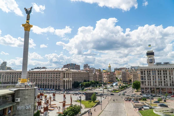 Kyiv 'deki Bağımsızlık Meydanı ve Aziz Sophia Katedrali manzarası