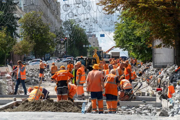 Sokak yolu işe yarıyor. Kyiv 'deki merkez caddenin yeniden inşası