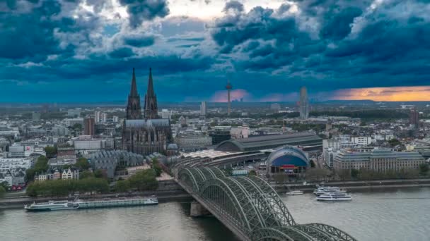 Drámai Viharfelhők Kölni Időzóna Felett Kilátás Városra Vonatok Átkelnek Hohenzollern — Stock videók