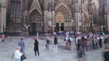 Almanya 'da Köln Katedrali yakınlarındaki gece meydanında yaya hareketi