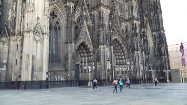 Köln Katedrali 'nin yanındaki meydanda yayalar var.