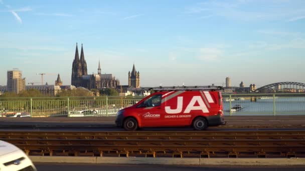 德国皇家桥科隆的交通 科隆大教堂和市中心的景观 — 图库视频影像