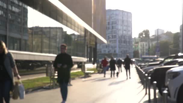 难以辨认的行人沿着商业中心附近的一条城市街道走着 — 图库视频影像