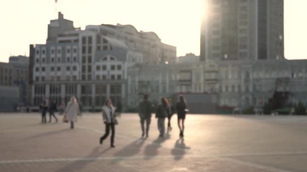 認識できないかわいい女の子は 大きな都市の日光の広場に沿って歩きます — ストック動画