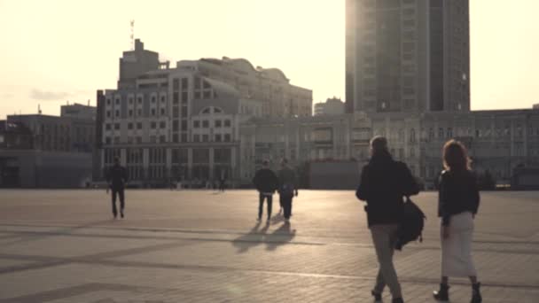 Nierozpoznani Piesi Spacerują Słonecznym Placu Wielkiego Miasta — Wideo stockowe