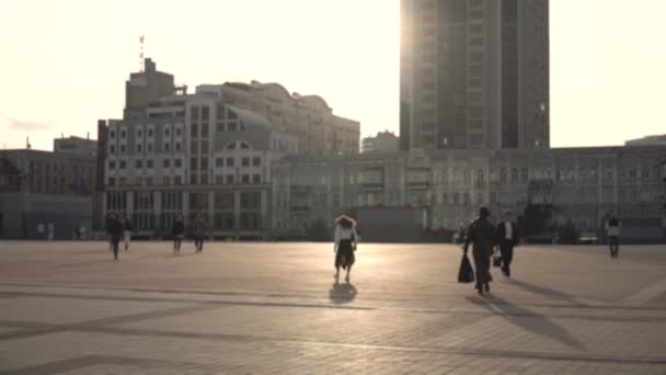Pedestres Irreconhecíveis Caminham Longo Quadrado Iluminado Pelo Sol Uma Grande — Vídeo de Stock