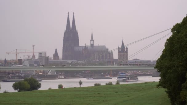 Közúti Folyami Közlekedés Kölnben — Stock videók