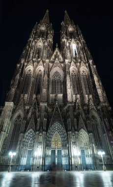 Köln Katedrali Alman Katolik ve Gotik mimarisinin ünlü bir anıtıdır ve Almanya 'nın bir sembolüdür.