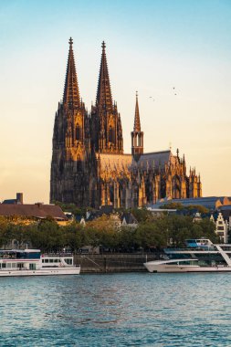 Köln Katedrali Alman Katolik ve Gotik mimarisinin ünlü bir anıtıdır ve Almanya 'nın bir sembolüdür.