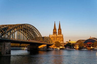 Köln Katedrali Alman Katolikliği ve Gotik mimarisinin ünlü bir anıtıdır ve Almanya 'nın bir sembolüdür. Hohenzollern Köprüsü Avrupa 'nın en önemli demiryolu kavşaklarından biridir.
