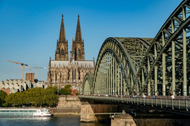 Köln Katedrali Alman Katolikliği ve Gotik mimarisinin ünlü bir anıtıdır ve Almanya 'nın bir sembolüdür. Hohenzollern Köprüsü Avrupa 'nın en önemli demiryolu kavşaklarından biridir.