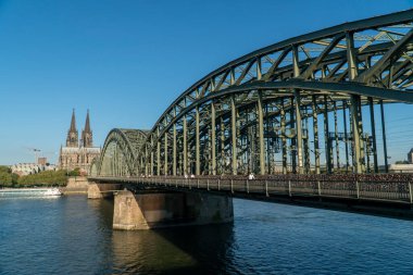Köln Katedrali Alman Katolikliği ve Gotik mimarisinin ünlü bir anıtıdır ve Almanya 'nın bir sembolüdür. Hohenzollern Köprüsü Avrupa 'nın en önemli demiryolu kavşaklarından biridir.