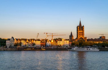 Sabah Köln manzarası Eski Şehir ve Ren nehri