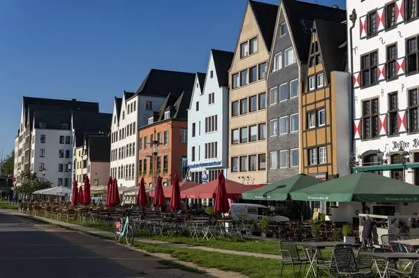 Eski Köln şehrinin merkezi. Dekoratif dizaynlı güzel evler, yarı ahşap biçiminde.