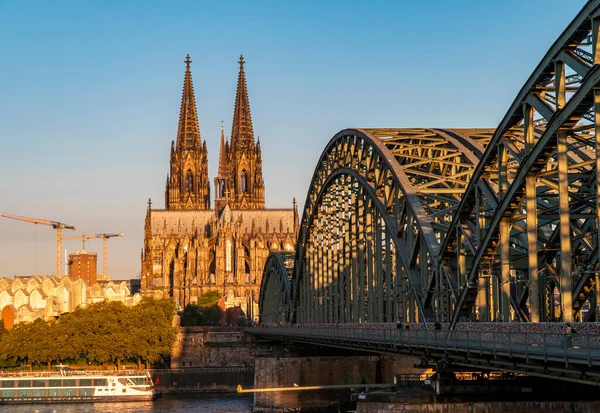 Köln Katedrali Alman Katolikliği ve Gotik mimarisinin ünlü bir anıtıdır ve Almanya 'nın bir sembolüdür. Hohenzollern Köprüsü Avrupa 'nın en önemli demiryolu kavşaklarından biridir.