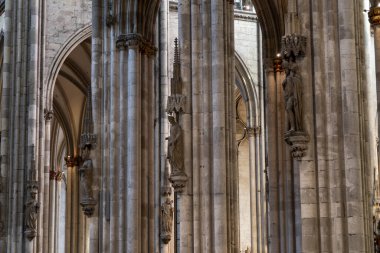 Köln Katedrali İç mimari mahzenler, sütunlar ve vitray pencereler. Zengin iç dekorasyon. Mimarinin gotik tarzı