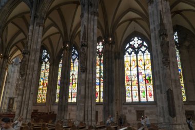 Köln Katedrali İç mimari mahzenler, sütunlar ve vitray pencereler. Zengin iç dekorasyon. Mimarinin gotik tarzı