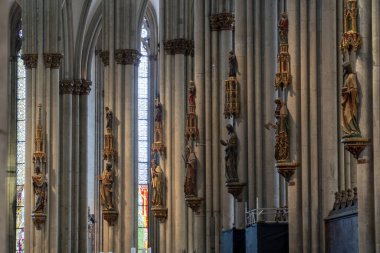 Köln Katedrali İç mimari mahzenler, sütunlar ve vitray pencereler. Zengin iç dekorasyon. Mimarinin gotik tarzı