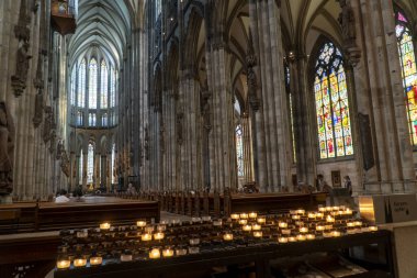 Köln Katedrali İç mimari mahzenler, sütunlar ve vitray pencereler. Zengin iç dekorasyon. Mimarinin gotik tarzı