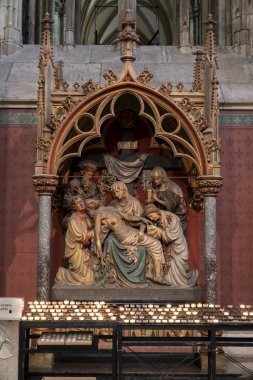 Köln Katedrali İç mimari mahzenler, sütunlar ve vitray pencereler. Zengin iç dekorasyon. Mimarinin gotik tarzı