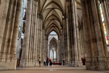 Köln Katedrali İç mimari mahzenler, sütunlar ve vitray pencereler. Zengin iç dekorasyon. Mimarinin gotik tarzı