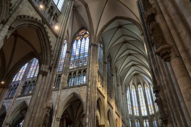 Köln Katedrali İç mimari mahzenler, sütunlar ve vitray pencereler. Zengin iç dekorasyon. Mimarinin gotik tarzı