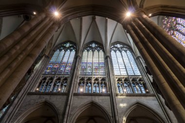 Köln Katedrali İç mimari mahzenler, sütunlar ve vitray pencereler. Zengin iç dekorasyon. Mimarinin gotik tarzı