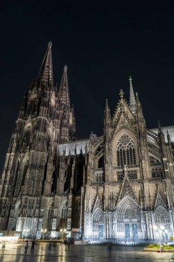 Köln Katedrali Alman Katolik ve Gotik mimarisinin ünlü bir anıtıdır ve Almanya 'nın bir sembolüdür.