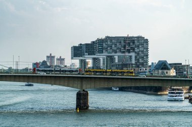 Ren Nehri, Deutz Köprüsü ve Kranhaus ofis merkezi, Köln Almanya manzarası