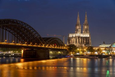 Köln Katedrali Alman Katolikliği ve Gotik mimarisinin ünlü bir anıtıdır ve Almanya 'nın bir sembolüdür. Hohenzollern Köprüsü Avrupa 'nın en önemli demiryolu kavşaklarından biridir.