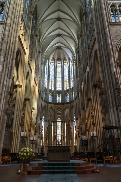 Köln Katedrali İç mimari mahzenler, sütunlar ve vitray pencereler. Zengin iç dekorasyon. Mimarinin gotik tarzı