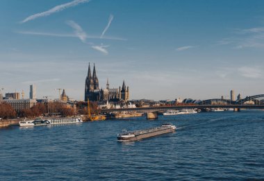 Sabah Köln Şehir Merkezi ve Deutz Köprüsü 'nden Ren Nehri manzarası