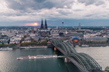 Akşamları Köln Katedrali ve Hohenzollern Köprüsü üzerinde dramatik gök gürültülü bulutlar