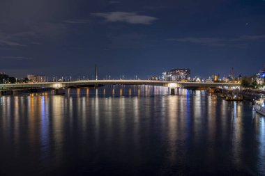 Köln 'deki Deutz Köprüsü' nün akşam manzarası Ren Nehri 'ne yansıyor.