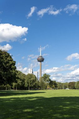 Köln Panoraması. Kolonius 'un manzarası. Burası Köln Telekomünikasyon Kulesi. Güneşli ve Bulutlu Gün