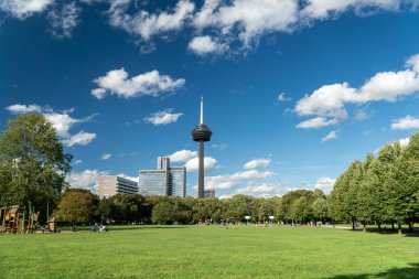 Köln Panoraması. Kolonius 'un manzarası. Burası Köln Telekomünikasyon Kulesi. Güneşli ve Bulutlu Gün