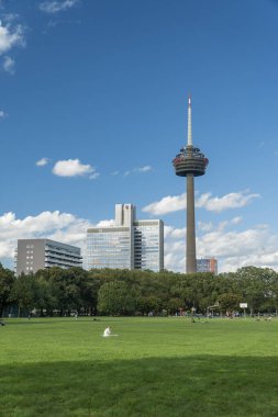 Köln Panoraması. Kolonius 'un manzarası. Burası Köln Telekomünikasyon Kulesi. Güneşli ve Bulutlu Gün