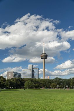 Köln Panoraması. Kolonius 'un manzarası. Burası Köln Telekomünikasyon Kulesi. Güneşli ve Bulutlu Gün
