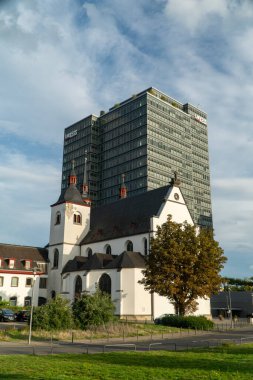 St. Heribert Kilisesi, Köln 'ün Deutz ilçesindeki Rum-Ortodoks kilisesi, LANXESS Almanya GmbH karargahının yanında.