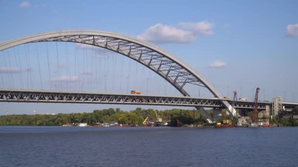Construcción Puente Podolsky Kiev Los Camiones Conducen Por Puente Grúas — Vídeo de stock