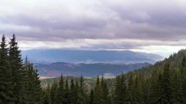 Karpatlar 'ın dağlık bölgesinde bulut hızında düşüş
